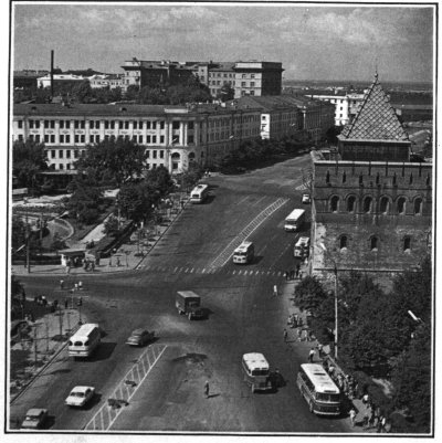 Площадь Минина; справа - башня Кремля.